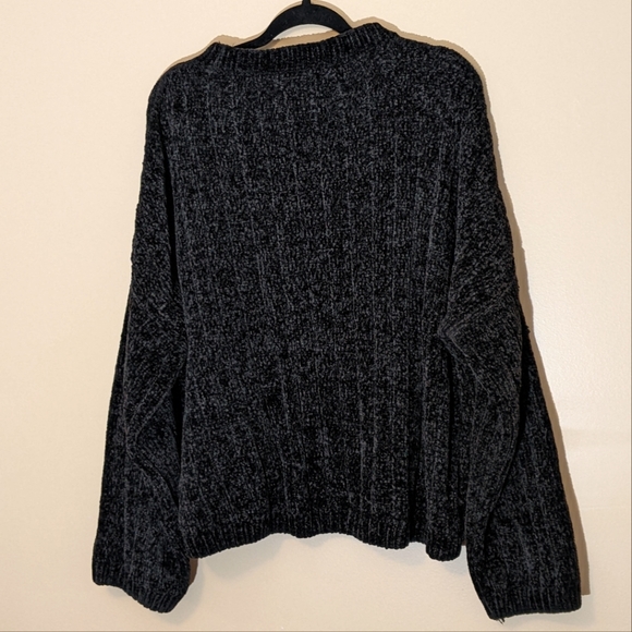 No Boundaries| Black Crew Neck Sweater Polyester made of 100% Recycled Materials - Picture 2 of 7